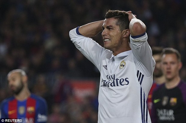 Chĩa ngón tay thối vào fan Barca, sao Real Madrid vội vã nói lời xin lỗi  - Ảnh 3.
