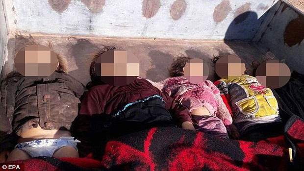 Xót xa những thi thể trẻ nhỏ xếp hàng la liệt sau vụ tấn công ở Syria - Ảnh 1.