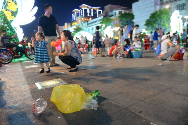 Cấm ăn uống ở phố đi bộ Nguyễn Huệ: còn băn khoăn - Ảnh 2.
