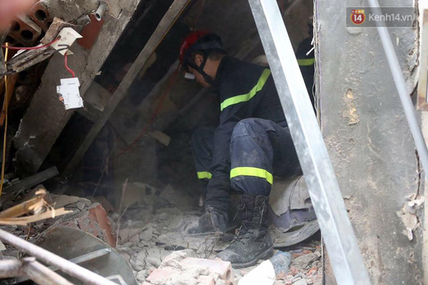 Hà Nội: Sập nhà 4 tầng giữa phố Cửa Bắc, 2 người tử vong - Ảnh 35.