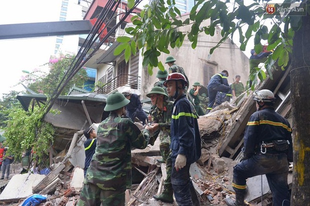 Hà Nội: Sập nhà 4 tầng giữa phố Cửa Bắc, 2 người tử vong - Ảnh 22.