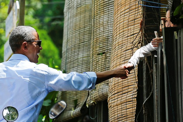 Tổng thống Obama giản dị uống nước dừa trên đường phố Lào - Ảnh 8.