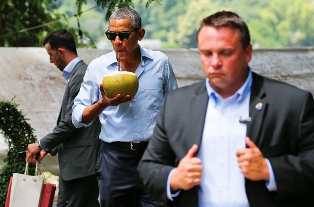 Tổng thống Obama giản dị uống nước dừa trên đường phố Lào - Ảnh 12.