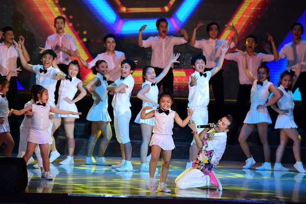 Quán quân Idol Kids Hồ Văn Cường theo chân ủng hộ mẹ nuôi Phi Nhung - Ảnh 20.