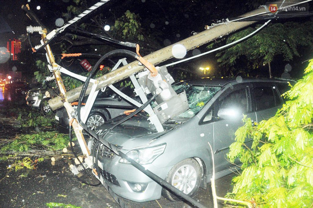 Các tài xế hoảng hồn kể lại khoảnh khắc cây đổ kéo theo trụ điện đè bẹp 7 ô tô ở Sài Gòn - Ảnh 1.