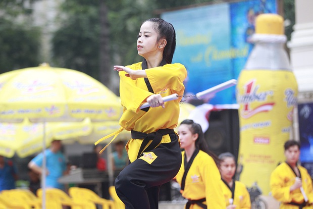 Hot girl Taekwondo Châu Tuyết Vân và 200 võ sinh khuấy động trước nhà hát thành phố - Ảnh 2.