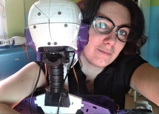 Mất niềm tin vào đàn ông, cô gái chọn yêu robot cho an toàn - Ảnh 1.