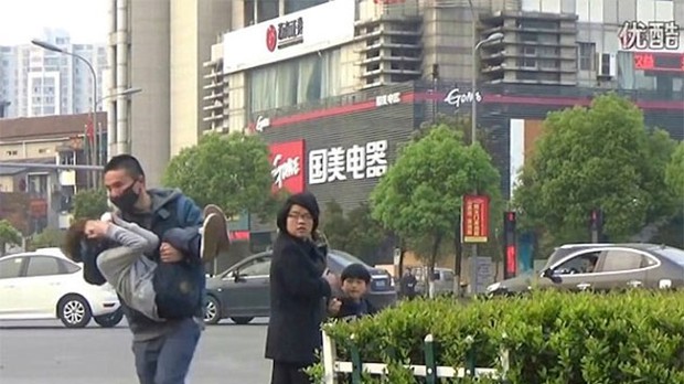 Shock: Video người Trung Quốc dửng dưng nhìn cậu bé bị bắt cóc