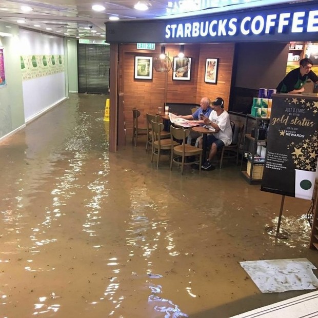 Ông chú Starbucks: Nước lũ có ngập tới rốn thì vẫn phải đọc xong tờ báo đã - Ảnh 2.