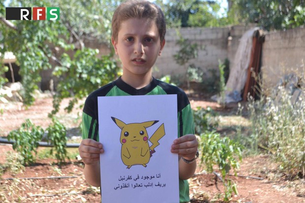 Trẻ em Syria cầm ảnh Pokémon với hy vọng được người lớn giải cứu - Ảnh 1.