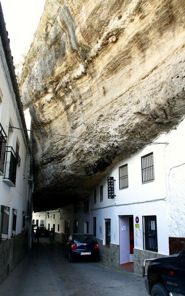 Lạ kỳ thị trấn Tây Ban Nha ẩn nấp dưới tảng đá khổng lồ - Ảnh 1.