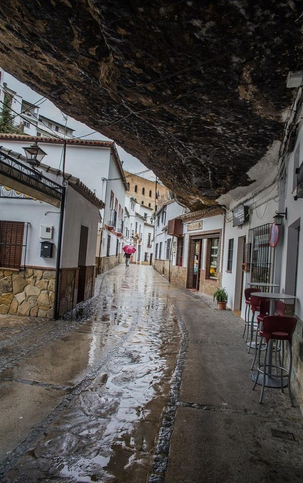 Lạ kỳ thị trấn Tây Ban Nha ẩn nấp dưới tảng đá khổng lồ - Ảnh 4.