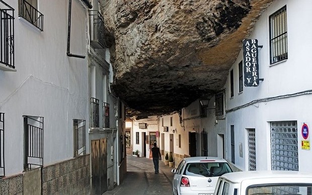 Lạ kỳ thị trấn Tây Ban Nha ẩn nấp dưới tảng đá khổng lồ - Ảnh 6.