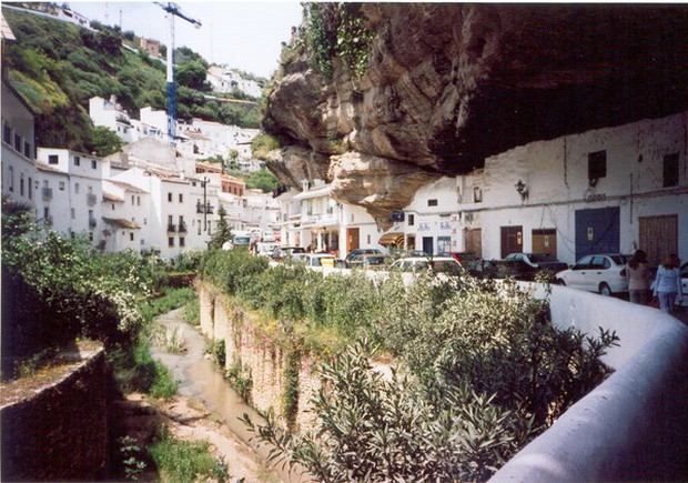 Lạ kỳ thị trấn Tây Ban Nha ẩn nấp dưới tảng đá khổng lồ - Ảnh 7.