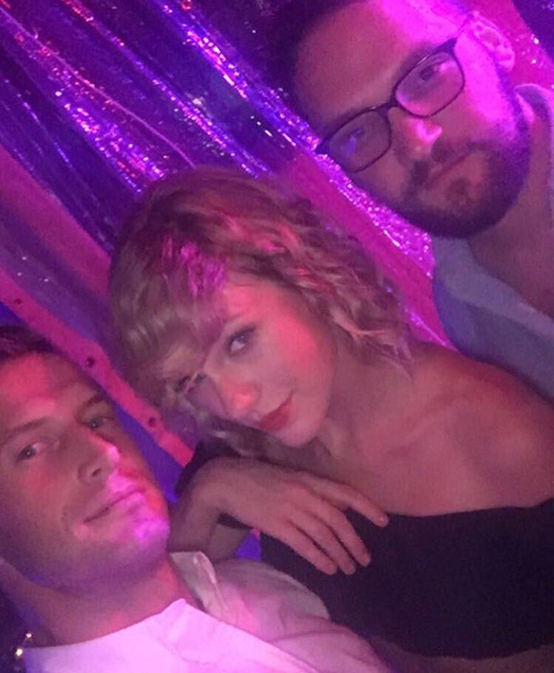 Leaving the old hairstyle, Taylor Swift became yesterday's sister - Photo 3.