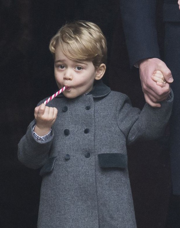 Hoàng tử nhí George ngậm kẹo mút, xuất hiện siêu đáng yêu cùng em gái trong dịp Giáng sinh - Ảnh 2.