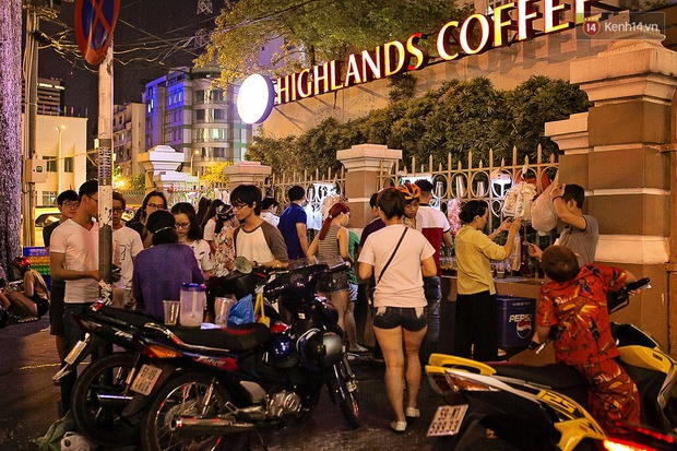 6 quán ăn vỉa hè lúc nào cũng đông nườm nượp ở Sài Gòn - Ảnh 2.