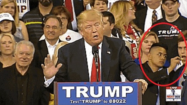 Đừng nhìn Donald Trump, 2 gã đằng sau đang đút cho nhau ăn mới là cảnh hấp dẫn - Ảnh 2.