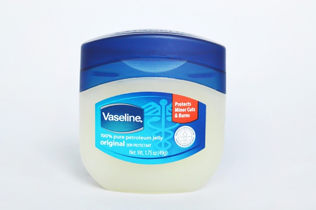 Mách nhỏ 16 công dụng thần thánh của Vaseline có thể bạn chưa biết - Ảnh 9.