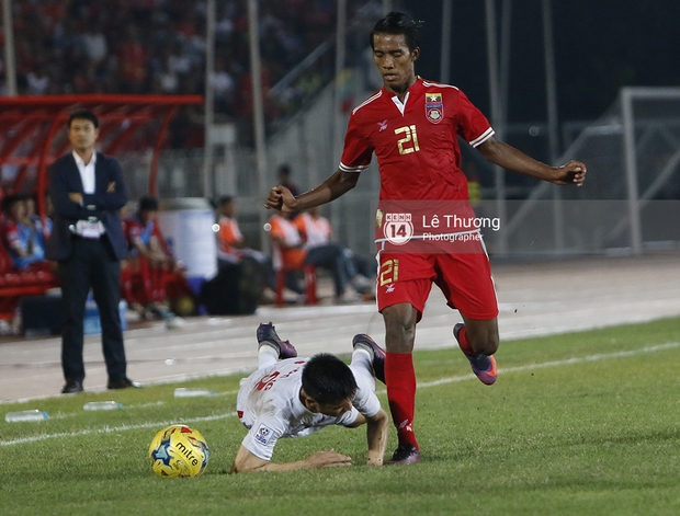 Myanmar đánh nguội, kẹp cổ, chơi xấu đội tuyển Việt Nam như thế này đây - Ảnh 9.