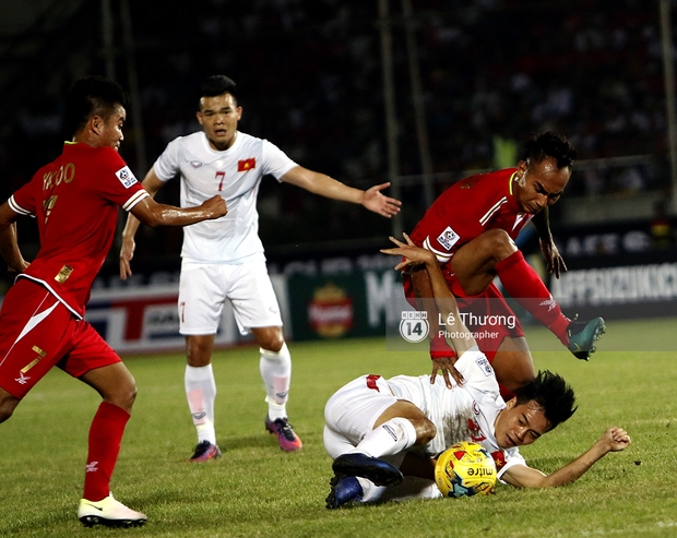 Myanmar đánh nguội, kẹp cổ, chơi xấu đội tuyển Việt Nam như thế này đây - Ảnh 4.