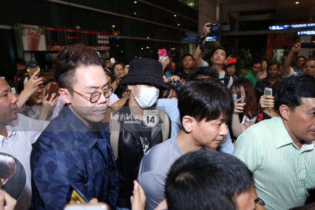 Yesung bị bao vây bởi đám đông fan chật kín, fan bưng mặt khóc vì quá xúc động - Ảnh 9.