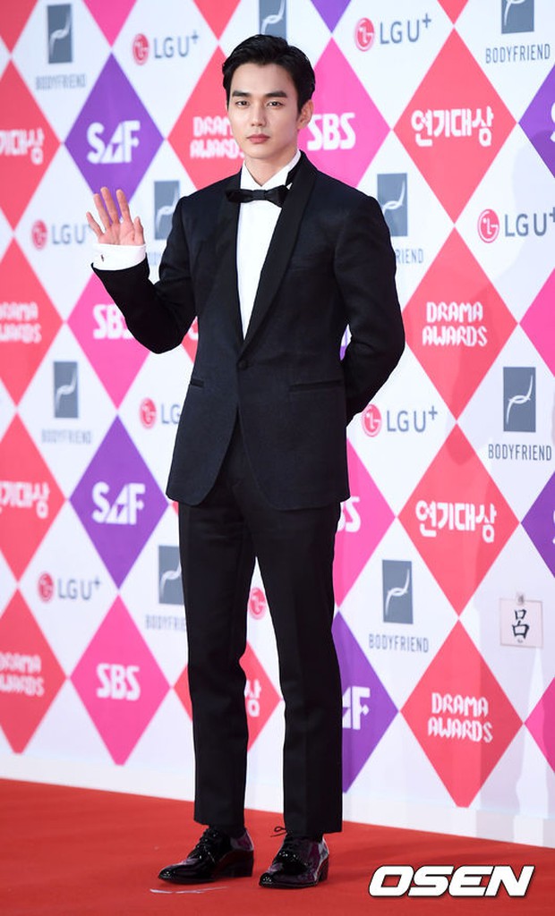 Thảm đỏ SBS Drama Awards: Lee Min Ho và Park Shin Hye tái hợp, loạt sao đình đám bất ngờ trở lại - Ảnh 20.