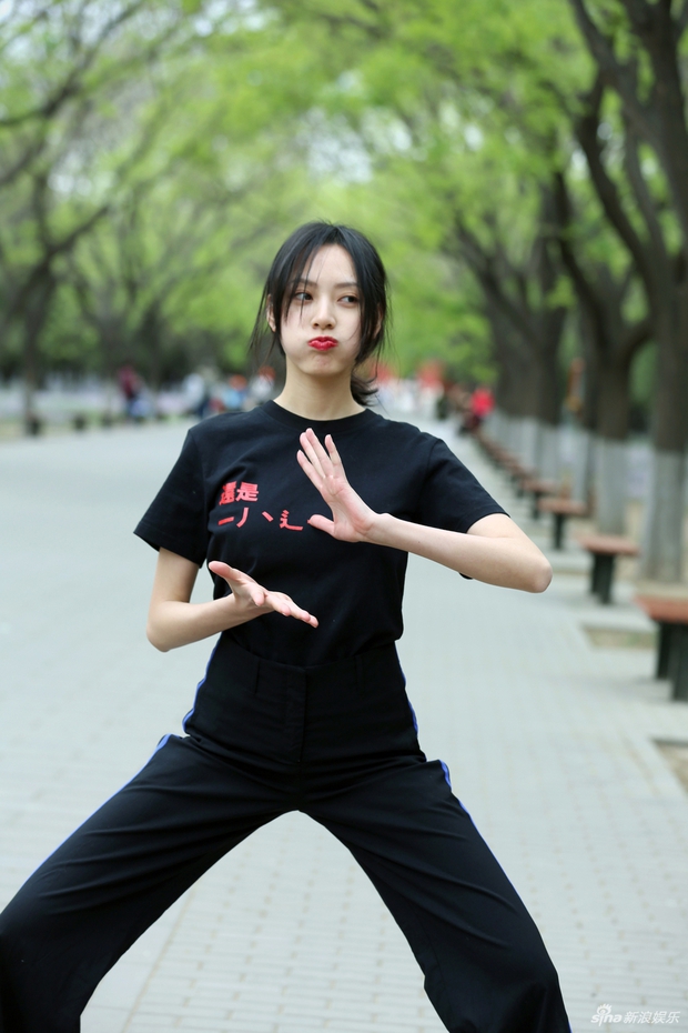 Xuất hiện bản sao của Victoria f(x): Trẻ hơn, xuất thần hơn, mỗi tội... răng vàng đến tuột mood! - Ảnh 14.