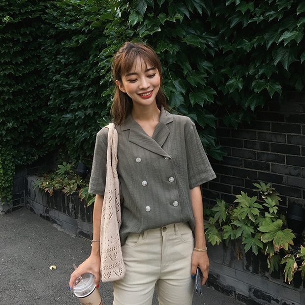 Nếu đã chán sơmi truyền thống, bạn nhất định nên tăm tia áo sơmi 2 hàng khuy cực cá tính sắp thành hot trend này - Ảnh 1. Nếu đã chán sơmi truyền thống, bạn nhất định nên tăm tia áo sơmi 2 hàng khuy cực cá tính sắp thành hot trend này - Ảnh 1.