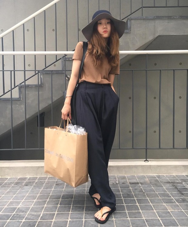 Dép tông, dép lào giờ đã thành món đồ sành điệu, được các fashionista xứ Hàn diện cùng đồ đi chơi cực chất - Ảnh 3. Dép tông, dép lào giờ đã thành món đồ sành điệu, được các fashionista xứ Hàn diện cùng đồ đi chơi cực chất - Ảnh 3.