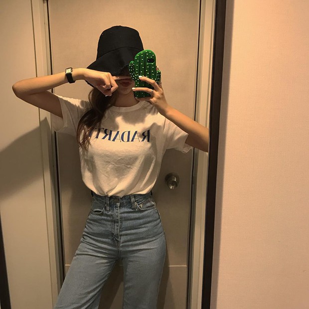Mũ tai bèo hết hot, các cô nàng lại chuyển sang mũ tai bèo vành rộng hay ho và trendy hơn bội phần - Ảnh 4. Mũ tai bèo hết hot, các cô nàng lại chuyển sang mũ tai bèo vành rộng hay ho và trendy hơn bội phần - Ảnh 4.