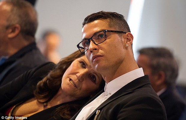 Ronaldo và 2 khoảnh khắc ý nghĩa nhất cuộc đời: được mẹ ủng hộ và nắm tay con trai như nhà vô địch - Ảnh 2.