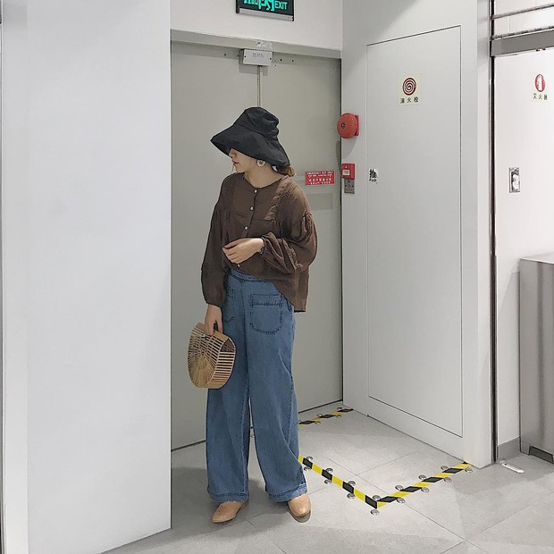 Mũ tai bèo hết hot, các cô nàng lại chuyển sang mũ tai bèo vành rộng hay ho và trendy hơn bội phần - Ảnh 8. Mũ tai bèo hết hot, các cô nàng lại chuyển sang mũ tai bèo vành rộng hay ho và trendy hơn bội phần - Ảnh 8.