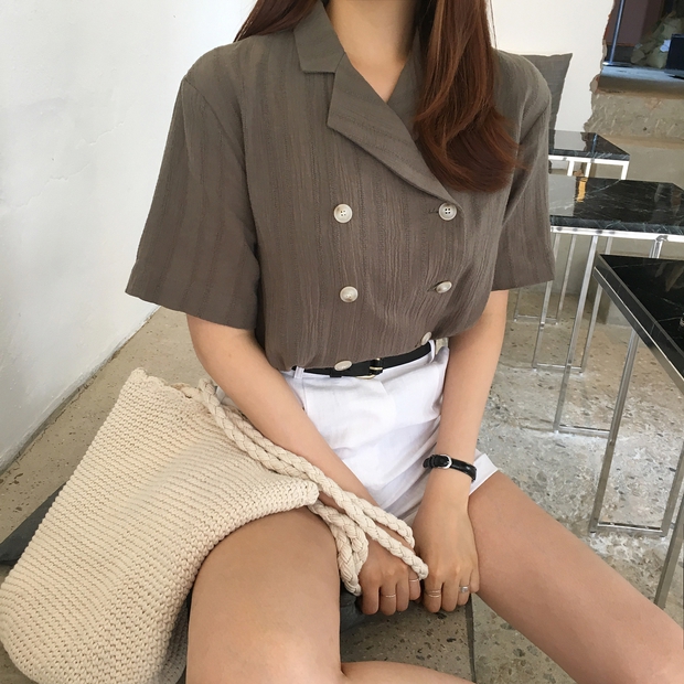 Nếu đã chán sơmi truyền thống, bạn nhất định nên tăm tia áo sơmi 2 hàng khuy cực cá tính sắp thành hot trend này - Ảnh 6. Nếu đã chán sơmi truyền thống, bạn nhất định nên tăm tia áo sơmi 2 hàng khuy cực cá tính sắp thành hot trend này - Ảnh 6.