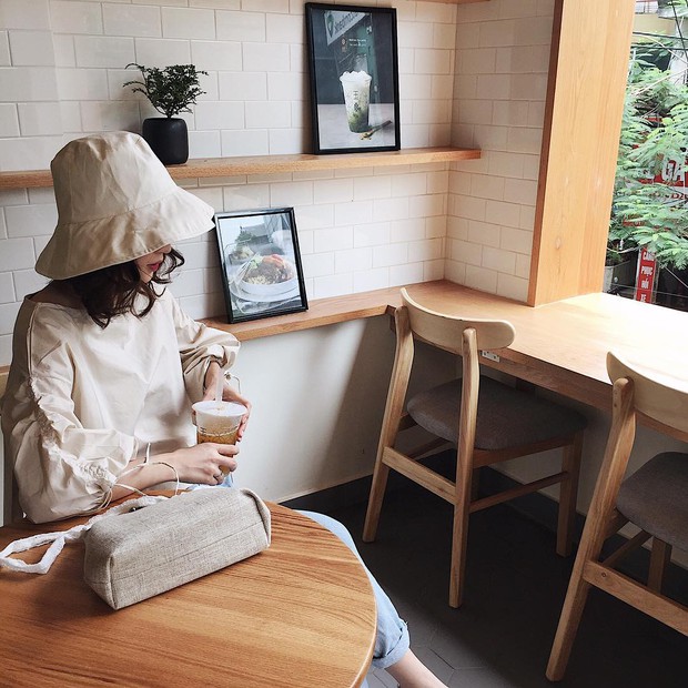 Mũ tai bèo hết hot, các cô nàng lại chuyển sang mũ tai bèo vành rộng hay ho và trendy hơn bội phần - Ảnh 9. Mũ tai bèo hết hot, các cô nàng lại chuyển sang mũ tai bèo vành rộng hay ho và trendy hơn bội phần - Ảnh 9.