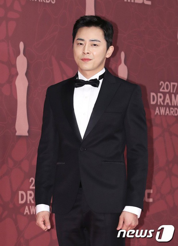 MBC Drama Awards 2017: Mẹ Kim Tan, Ha Ji Won rơi lệ vì nữ diễn viên có chồng bị sát hại dã man - Ảnh 15.