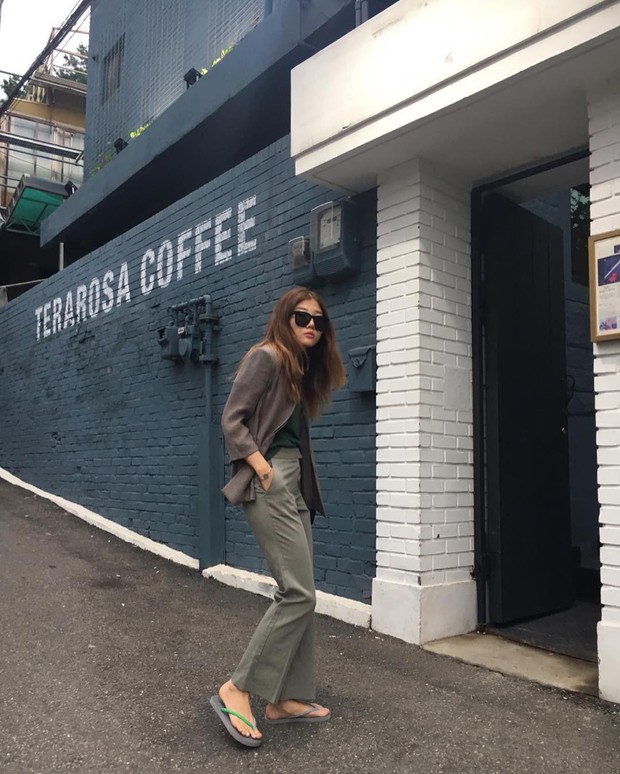 Dép tông, dép lào giờ đã thành món đồ sành điệu, được các fashionista xứ Hàn diện cùng đồ đi chơi cực chất - Ảnh 10. Dép tông, dép lào giờ đã thành món đồ sành điệu, được các fashionista xứ Hàn diện cùng đồ đi chơi cực chất - Ảnh 10.