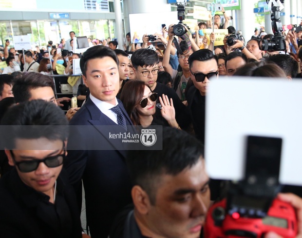 Jessica vẫn cực sang chảnh, cố chào fan trong đám đông hỗn loạn tại sân bay Tân Sơn Nhất - Ảnh 6.