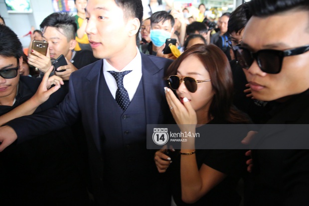 Jessica vẫn cực sang chảnh, cố chào fan trong đám đông hỗn loạn tại sân bay Tân Sơn Nhất - Ảnh 5.