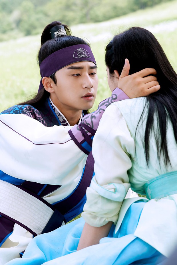 Hwarang: Vừa nói yêu Go Ara, Park Seo Joon lĩnh ngay một mũi tên chí mạng - Ảnh 1.