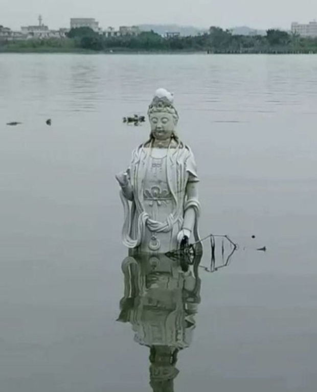 Trung Quốc: Bức tượng Quan Thế Âm Bồ Tát bí ẩn đột ngột nổi lên giữa dòng sông - Ảnh 1.