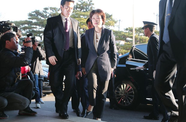 Quá căng thẳng, Chánh án trong phiên tòa xét xử Tổng thống Hàn Quốc quên tháo lô cuốn tóc trên đầu - Ảnh 3.