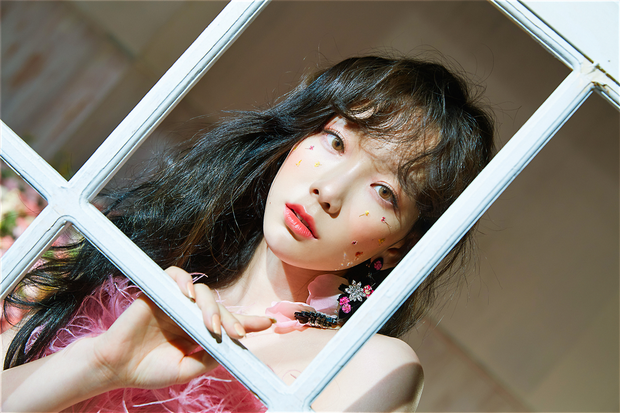 Các idol xứ Hàn tích cực sống ảo với kiểu makeup dính hoa khô và sticker lên mặt - Ảnh 1.