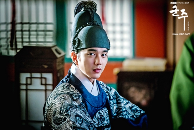 Yoo Seung Ho bị “tố” đủ đường ở hậu trường “Mặt Nạ Quân Chủ” - Ảnh 1.