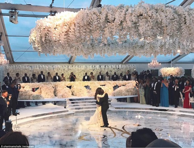 Đám cưới sang chảnh với 1 triệu bông hồng của con trai tỷ phú da màu giàu nhất thế giới - Ảnh 1.