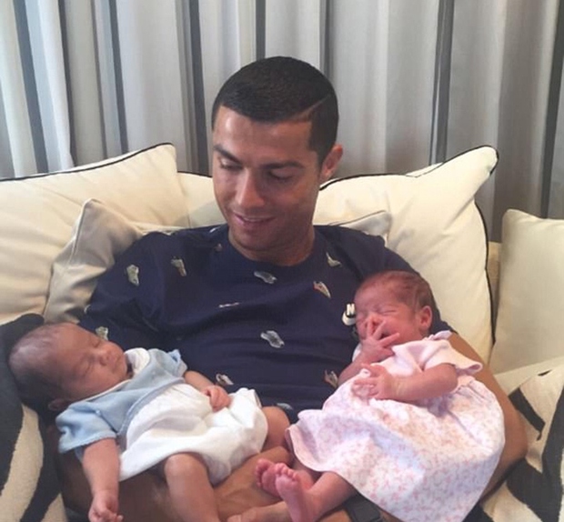Ronaldo chỉ trích dịch vụ bưu điện vì làm thất lạc thiệp mời cưới của Messi - Ảnh 3.