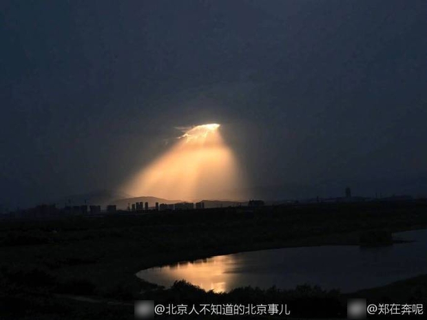 Trung Quốc: Luồng sáng kỳ lạ như thần tiên giáng trần khiến người dân Bắc Kinh xôn xao - Ảnh 1.