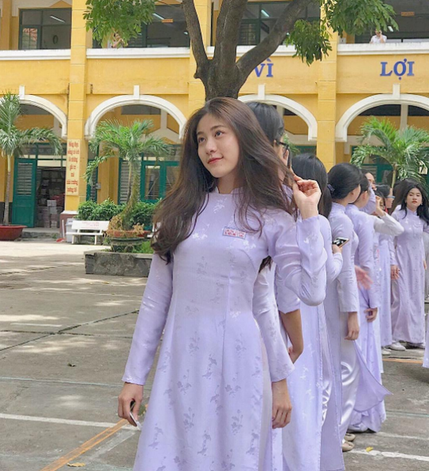 Con gái Việt vẫn xinh đẹp và dịu dàng nhất khi mặc áo dài trắng!  - Ảnh 1.