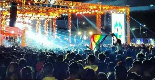 Vẫy cờ cầu vồng trong buổi diễn ca nhạc, 7 thanh niên bị cảnh sát bắt giữ - Ảnh 1.