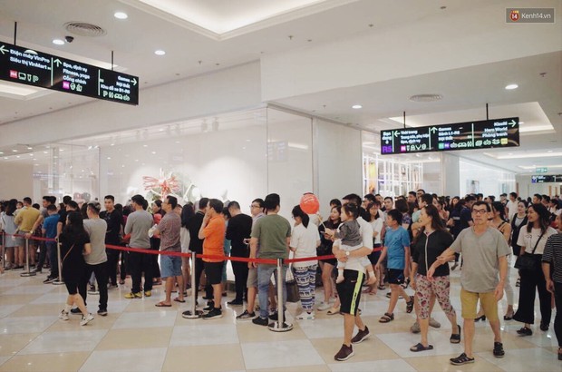 Sau ngày khai trương, store H&M Hà Nội bớt đông đúc nhưng khách vẫn xếp hàng dài chờ vào mua sắm - Ảnh 3.